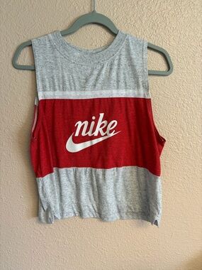 Nike Light Heather Gray Crewneck T‑Shirt with Black Logo Tag